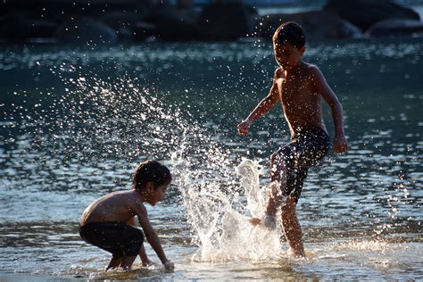 Zwei Jungs Spielen Am Strand Abendstimmung Foto And Bild Kinder Kinder Im Schulalter Theinze