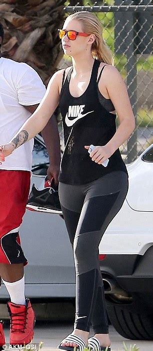 Iggy Azalea Shows Off Svelte Physique And Pert Derriere As She Limps