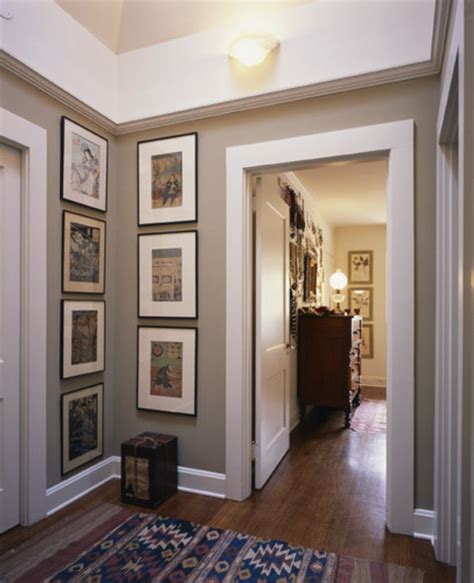 32 White Wall And Picture Frames In Hallway Decorating Ideas