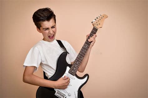 Muchacho Joven Que Toca La Guitarra Eléctrica Imagen De Archivo