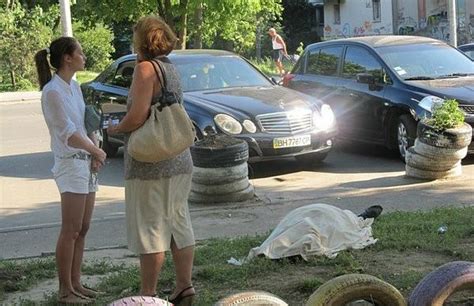 Труп возле одесской поликлиники пролежал на газоне около двух часов Фото Одесская Жизнь