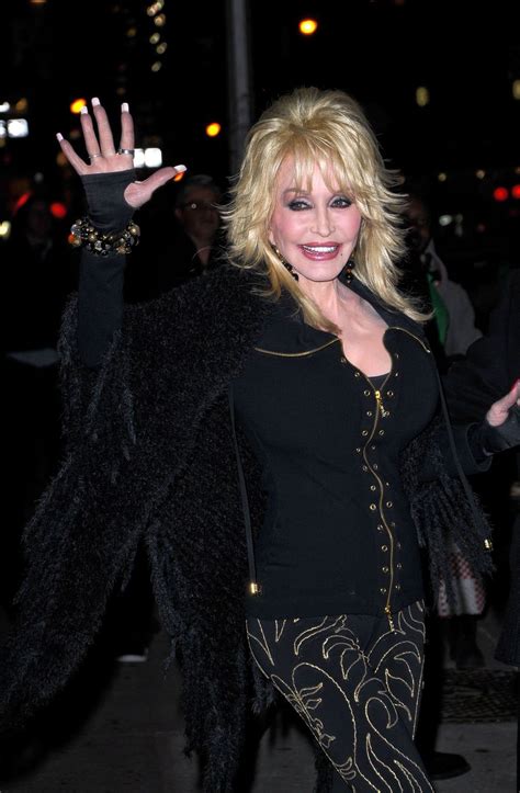 Dolly Parton Admet Quelle A Lair Fausse Mais Dit Que Son Cœur Est Réel Histoires