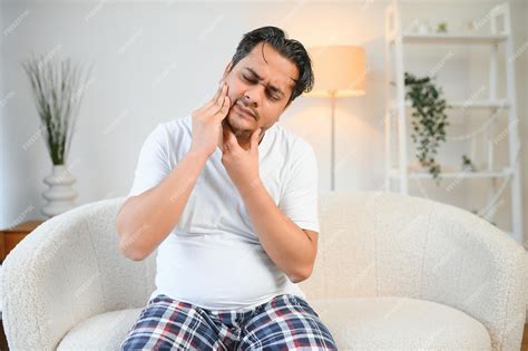 Problemas Dentales Joven Hombre Indio Tocando La Mejilla Cerrando Los