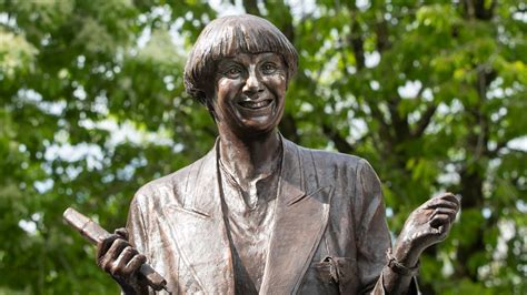 Victoria Wood Statue Unveiled In Her Home Town Itv News Granada