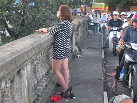 Ảnh Người phụ nữ khỏa thân đứng ngắm hoàng hôn trên cầu Long Biên Giáo dục Việt Nam