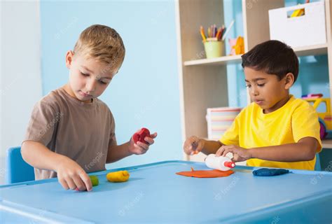 Lindos Niños Pequeños Jugando Con Plastilina En El Aula Foto Premium