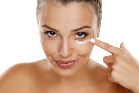 7 Easy Tips To Stop Concealer From Caking And Creasing