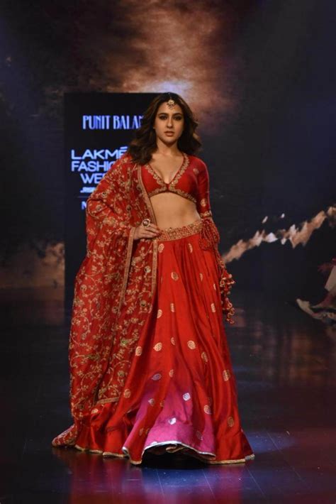 लैक्मे फैशन वीक में Sara Ali Khan दुल्हन लुक में आईं नजर लाल लहंगे में बरपाया कहर Sara Ali