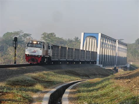 Kereta Api Indonesia Rangkaian Kereta Semen Melintas Di Atas Jembatan