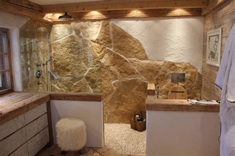 Die konzentration auf beige und weiß besitzt. Rustikales Badezimmer mit Naturstein und Altholz ...