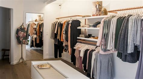 These clothing shop interior design are freestanding with custom designs. Custom Boutique Lady Clothing Store Design, Retail Fashion ...