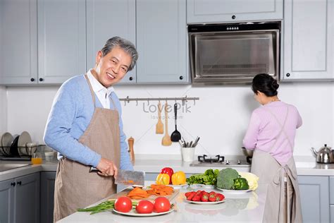 รูปคู่สามีภรรยาสูงอายุทำอาหาร Hd รูปภาพครอบครัว ครัว การทำอาหาร ดาวน์โหลดฟรี Lovepik