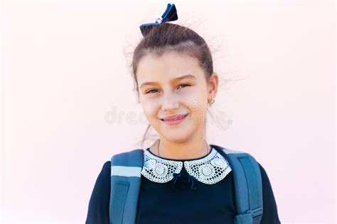 portrait panoramique d une adolescente souriante sur fond rose pastel photo stock image du