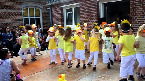 Ela à La Fête De Lécole La Danse Des Canards Youtube