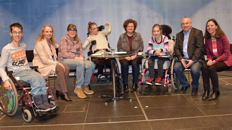 Junge Menschen mit Behinderungen präsentieren ihre Vorstellungen dem Tiroler Monitoringausschuss ...