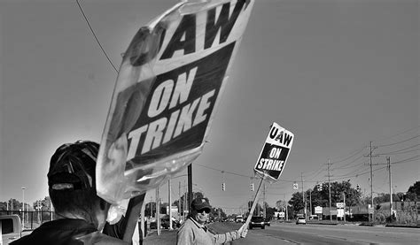 Gm Strike The Power Of Uaw Solidarity Is Displayed Across Generations