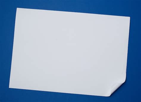 Hoja De Papel Blanco En Blanco Con Una Esquina Rizada En Azul Foto