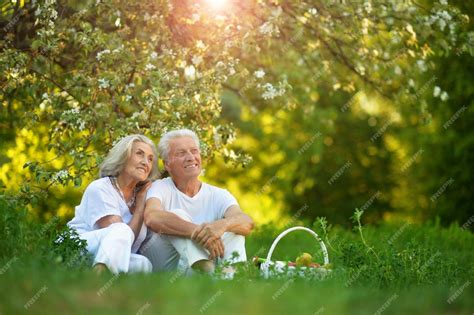 Premium Photo Loving Elderly Couple Having A Picnic