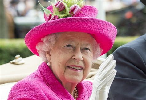 Królowa elżbieta, która ma już 94 lata, może już nigdy nie pełnić swoich obowiązków tak, jak przed pandemią. Królowa Elżbieta na różowo w upalnym Ascot (ZDĘCIA) - PUDELEK