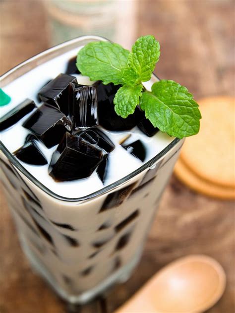 Es cincau hitam adalah salah satu minuman tradisional khas asli dari indonesia. Resep Cara Membuat Takjil Es Cincau Susu yang Segar Dan ...