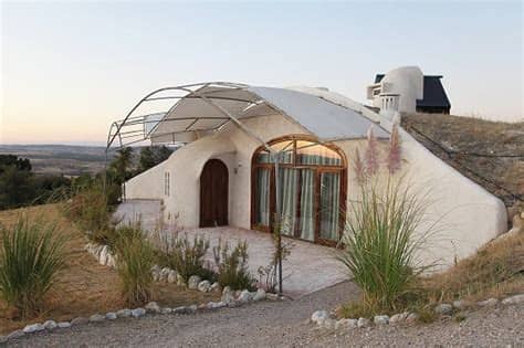 La cueva bioclimática es la mejor forma para estar aún más en sintonía con el entorno de la casa rural. Alojamiento con niños en España: cuevas en Guadalajara