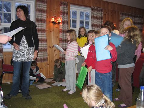 Barnekoret øver til jul - Hjørundfjordportalen