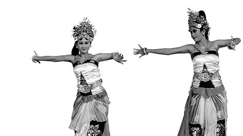 Pendet A Beautiful Welcoming Dance Now Bali