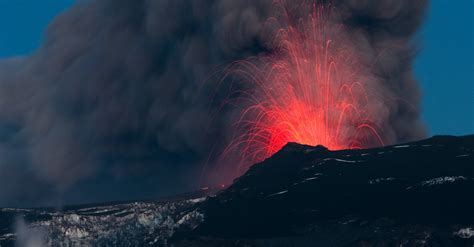 Les images spectaculaires de l'éruption volcanique le réveil du volcan d'eyjafjallajokull a entraîné une fonte des glaces, provoquant des inondations. Eyjafjallajökull, le volcan islandais dont l'éruption a ...