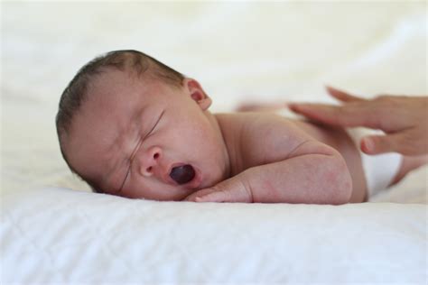 fotos gratis persona niño bebé boca bostezo dormir soñoliento infantil piel 5184x3456