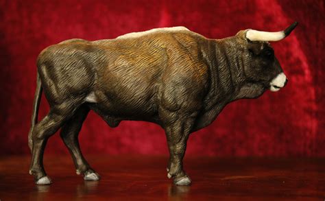 hkhollinstone studio aurochs bull