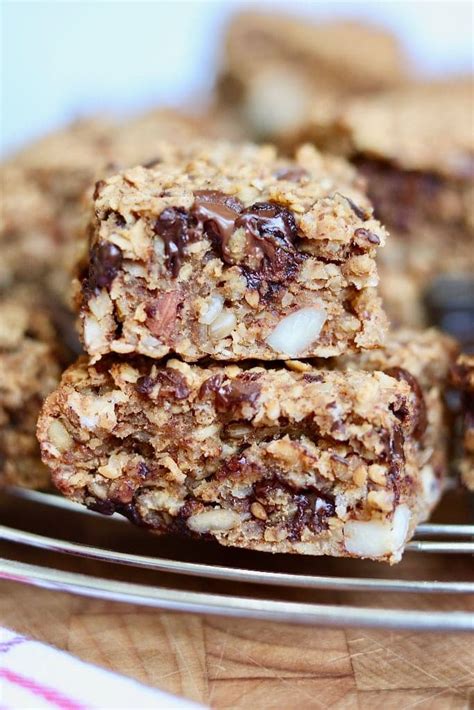 Made with just 6 ingredients, this recipe is also vegan, gluten free, oil free and refined sugar free! Healthy Breakfast Bars (Vegan, GF) - The Cheeky Chickpea