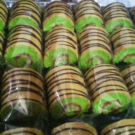 Cara memotong mini roll rainbow. Bolu Gulung Mini / Bolugulungminijakarta Instagram Posts ...