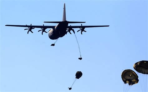 Das belgische verteidigungsministerium hat angekündigt, vier flugzeuge nach afghanistan zu schicken. Boston Marathon FBI-Agenten tot, NAVY SEALS TEAM 6 auch ...