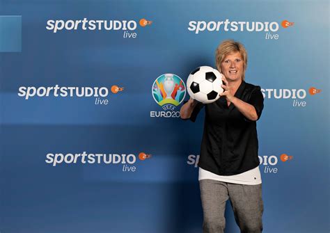 Fußball-EM: TV-Kommentatorin Claudia Neumann und Moderatorin Esther