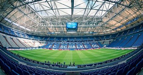 Die arena hat nicht nur ein verschließbares dach, sondern auch einen herausfahrbaren rasen. Schalke stellt LoL-Spieler den eigenen Fans im Stadion vor