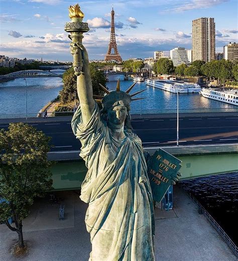 La Statua Della Libertà A Parigi