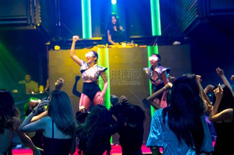 一群人在迪斯科夜总会跳舞高清图片下载 正版图片306615026 摄图网