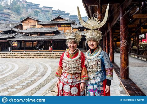 chines-miao-vrouw-met-traditionele-kleding-in-xijiang-qianhu-miao-village-one-thousand-household