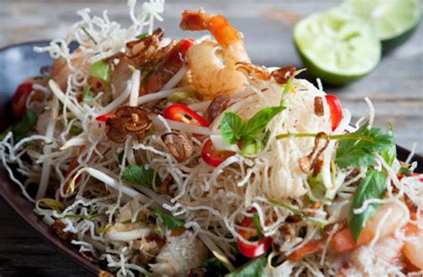 A proper curry can be an exquisitely fragrant dish, with delicate flavours that surprise and titillate your taste buds, and the. Hairy Bikers' crispy noodles with prawn and crab | Recept in 2020 | Diner recepten ...
