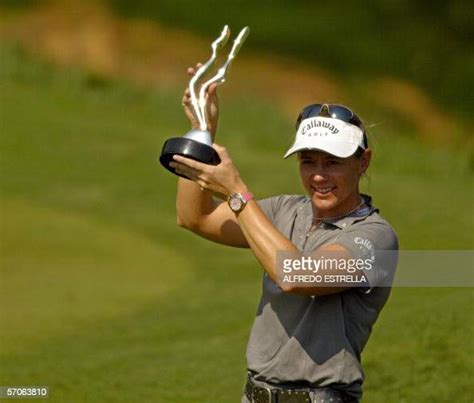 Swedish Golfer Annika Sorenstam Poses With Her Trophy After Winning News Photo Getty Images