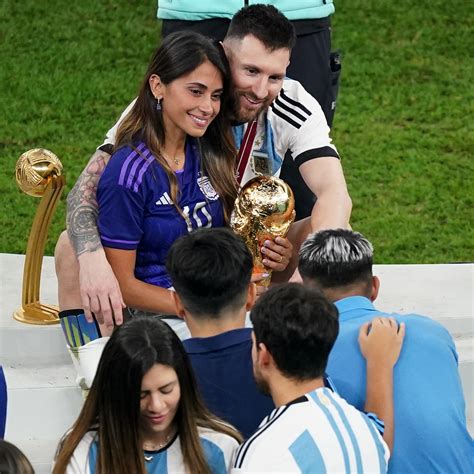 Lionel Messis Wife Antonela Roccuzzo Kisses Him After Argentinas