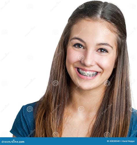 Fille De Ladolescence De Sourire Montrant Des Bagues Dentaires Photo