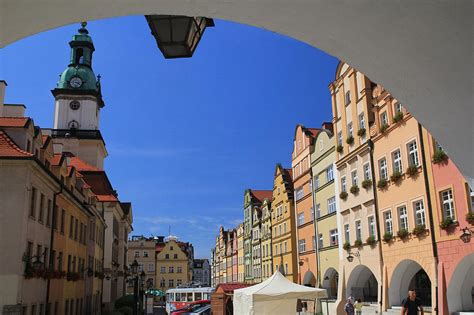 Jelenia góra to jedno z bardziej malowniczych miast usytuowanych na terenie dolnego śląska, w kotlinie jeleniogórskiej. Jelenia Góra atrakcje turystyczne Jeleniej Góry. Ciekawe ...