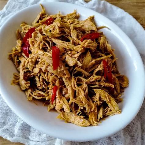 Untuk bisa menikmatinya anda tidak perlu pergi ke bali, karena anda bisa membuatnya di rumah sendiri. Ayam Suwir Bumbu Bali - Balinese spicy shredded chicken - So Yummy Recipes