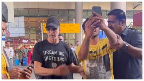 He Is So Humble Akshay Kumar Wins Hearts As He Obliges Fans With
