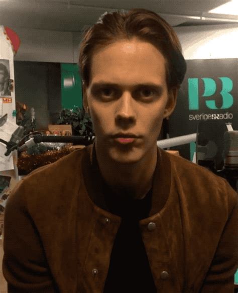 Bill Skarsgårds Pennywise Smile Is Creepy Af Out Of Make Up Too And It