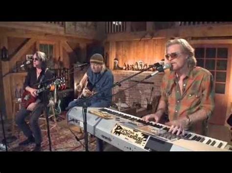 This is one of the songs rundgren's fans often cite as one they have a personal connection with. "Wait For Me"- Daryl Hall, Todd Rundgren Chords - Chordify