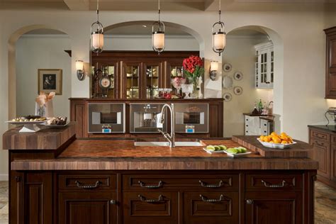 Stylish & chic kitchen island designs. Elegant Kitchen Layout | Kitchen Island Ideas | Butler's Pantry