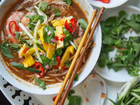 It is located at the mouth of the lakså river, about 4 kilomete. Foodmanna: Assam Penang laksa