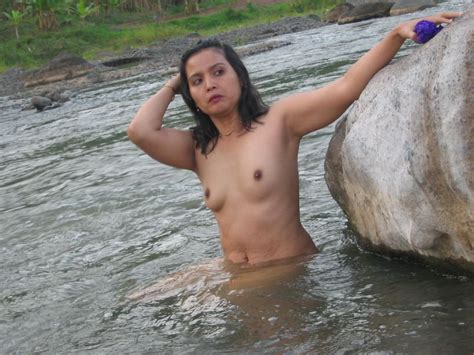 Anisa Nude Model Bali Pose Di Sungai Bugil Sexy
